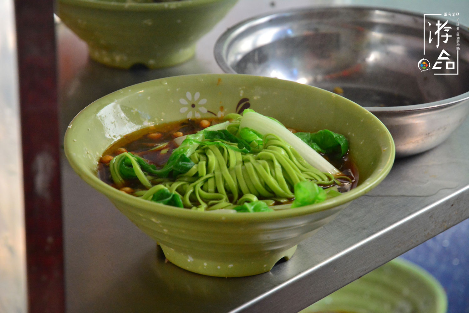 在重庆吃菠菜面条，没有肉却比小面还贵，老板每天限量供应