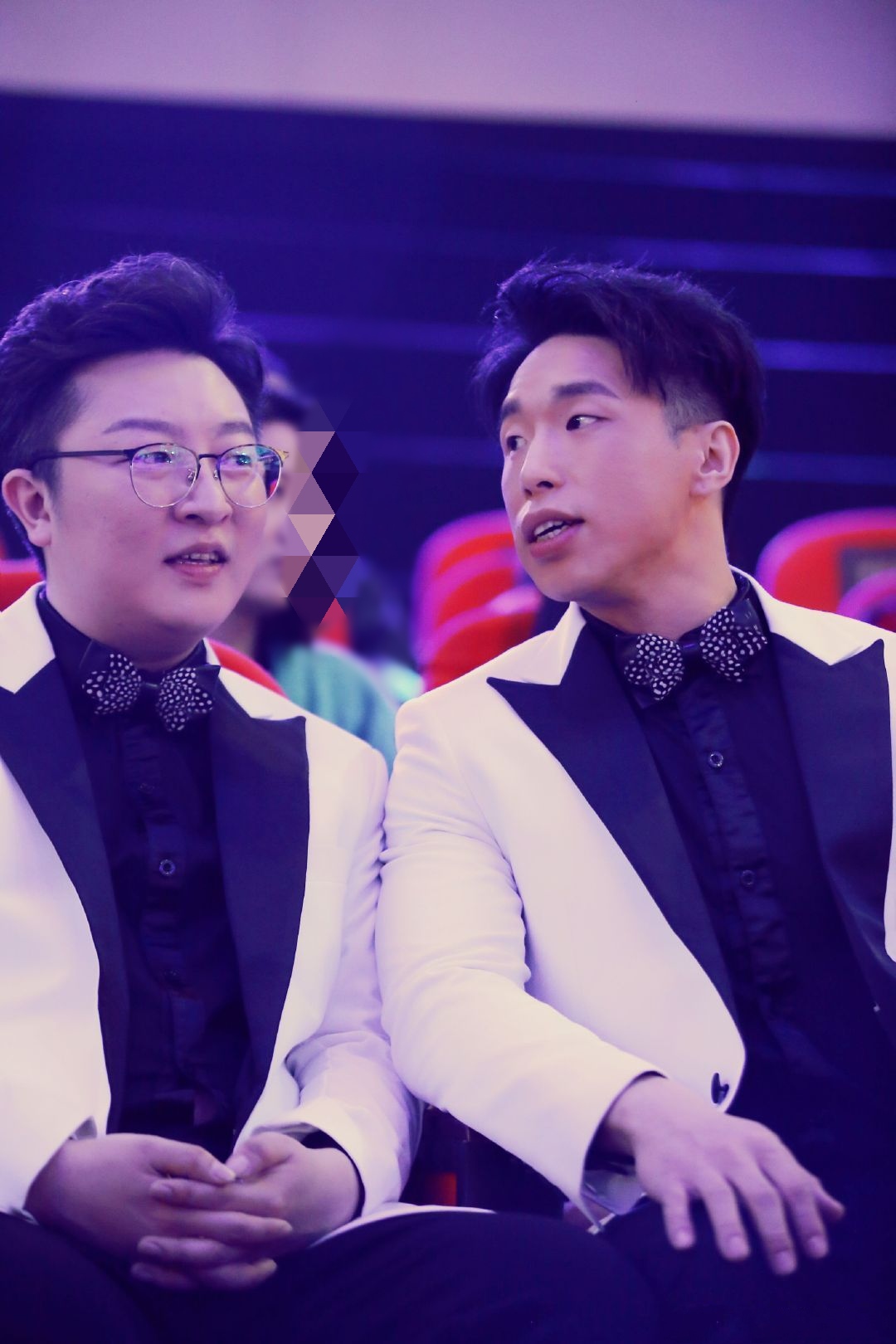 饼四喜剧人舞台改变风格，122票晋级决赛，郭老