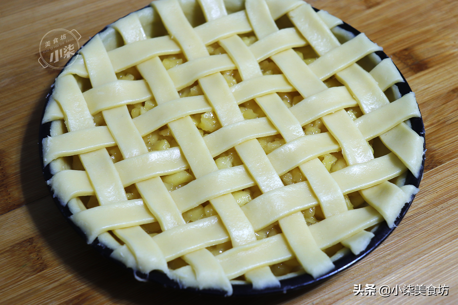 家裡蘋果吃不完，加一碗麵粉做蘋果派，甜而不膩，大人小孩都愛吃