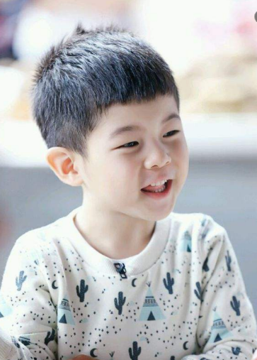 胡可晒俩儿子上学照，曝安吉长大后性格变冷，不愿配合她拍照