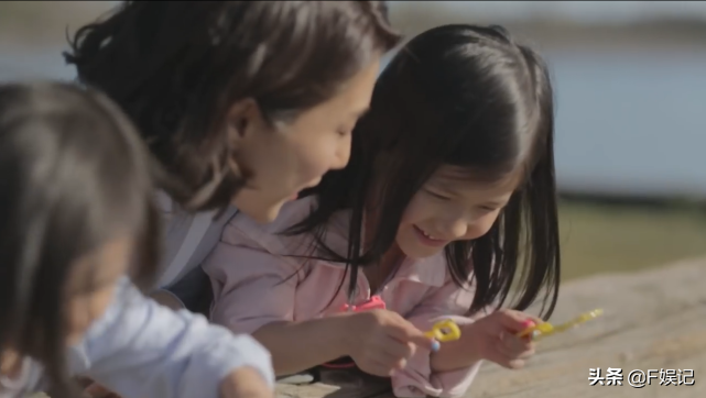 鍾嘉欣帶子女和媽媽同框出鏡賀母親節一家人牽手的背影合照很溫馨