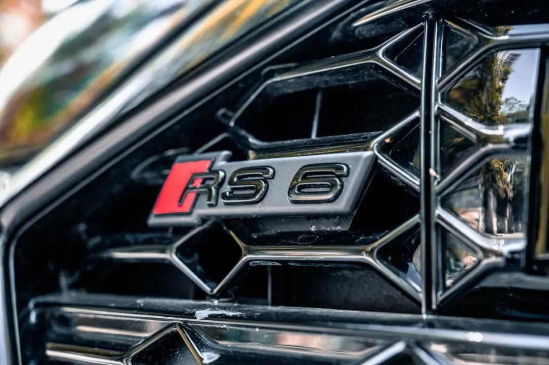 试完这台奥迪8缸性能车后发现，原来性能车也能很舒适