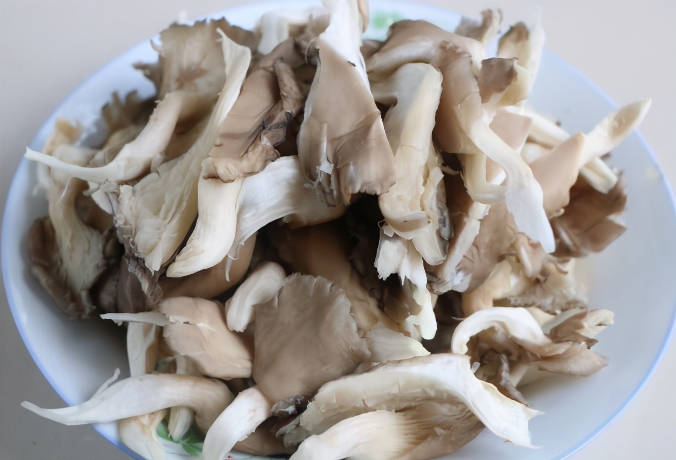 炸蘑菇，不要直接裹麵粉炸，牢記“2竅門”，炸好後香酥味道好