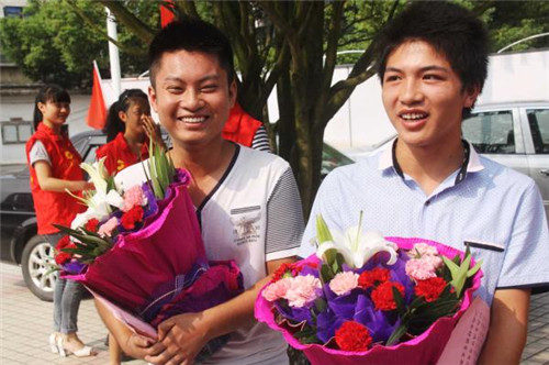 当年两个“夺刀少年”，不惜错过高考救下一车