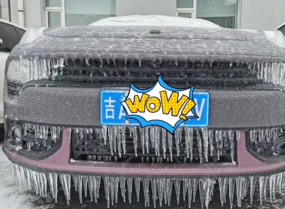 长春上演“冰雪奇缘”，交警演绎“全心守护”！