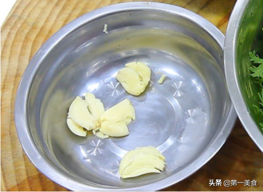 图片[4]-茼蒿炒的翠绿又不出水 其实很简单 看厨师长如何制作 一学就会-起舞食谱网