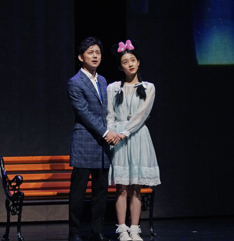 多多与话剧演员们合影，身高直逼何炅气质出众，高清舞台照再曝光