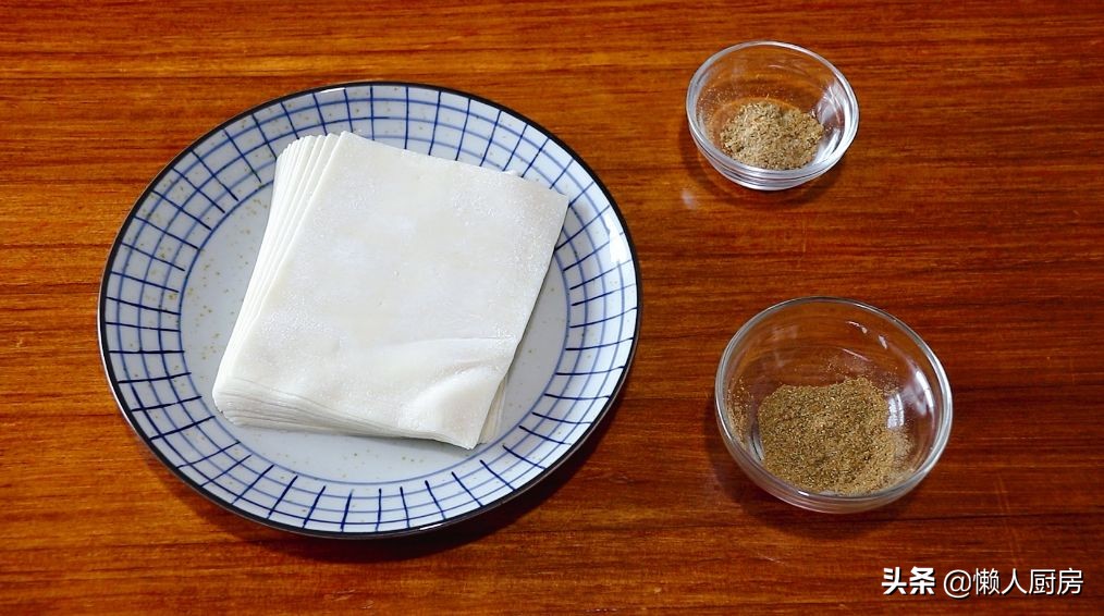 别买着吃了，这是懒人椒盐锅巴的做法，用饺子皮就能做