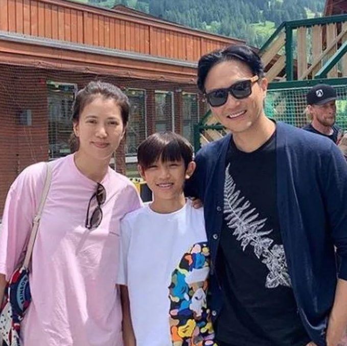 袁詠儀發文慶結婚20週年，合照從青澀夫妻到50歲，感謝張智霖