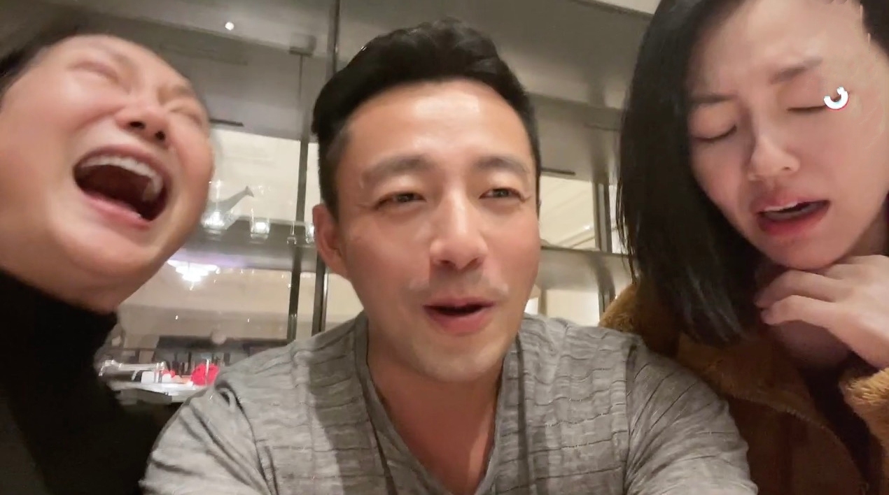 小s在姐夫身前熱舞，頭髮甩到汪小菲臉上，襪子被踩掉仍淡定繼續