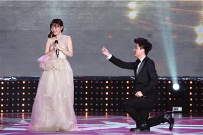 贾乃亮目睹别人求婚，情绪失控掩面而泣，疑想