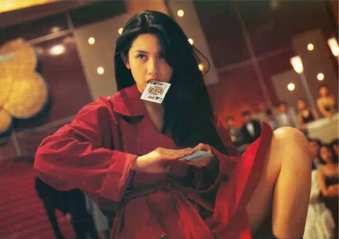 53岁张敏重现经典古装造型，一袭白裙身材超好，网友：永远的女神