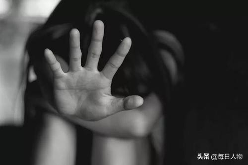 广东一母亲多次胁迫14岁女儿卖淫，获刑九年，嫖资最多三百元