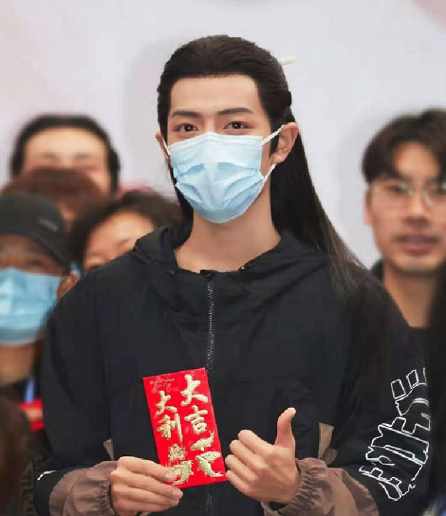 Xiao Zhan " jade bone Yao " decide makeup road to reflect exposure fully, gas of celestial being of a suit white garment waves, too handsome