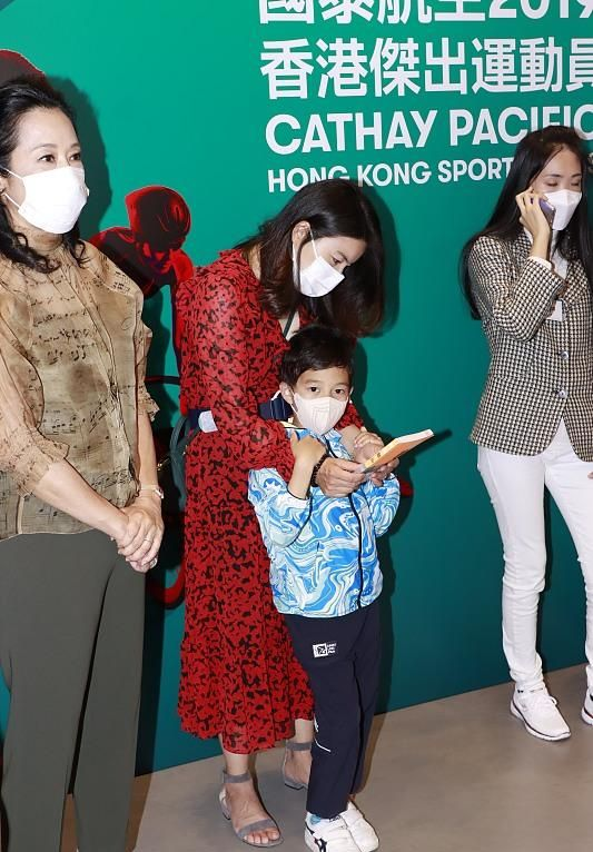 郭晶晶一家看芭蕾表演，7歲長子短褲裡套秋褲，褲子提太高好尷尬