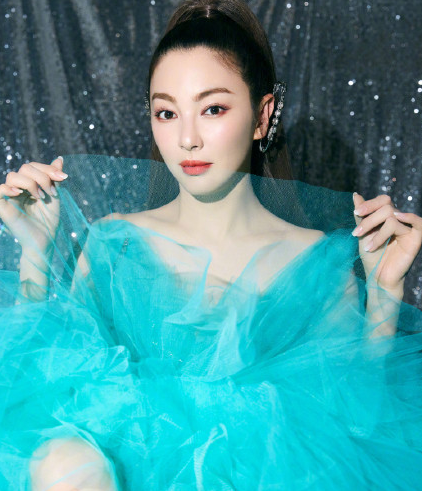 红毯女神张雨绮出席活动翻车？松糕长裙造型雷人，网友：像圣诞树