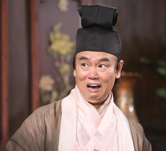 74岁黄百鸣带3位美女开游艇派对，合照秀腹肌，