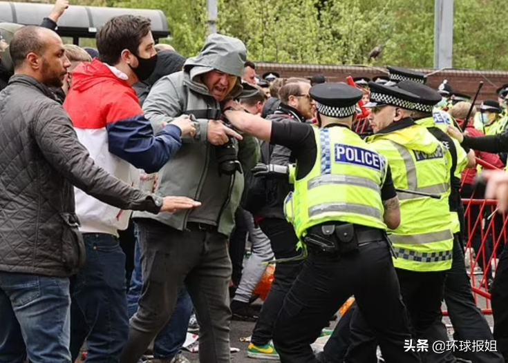 这就是亲美的下场？法日印接连陷入危机，数万民众涌上巴黎街头