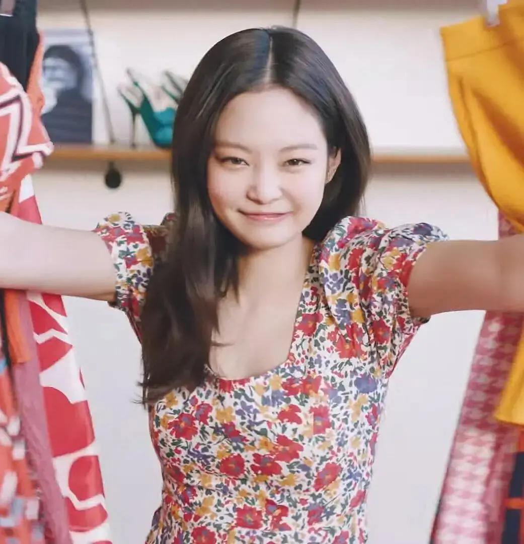 Jennie拿下新代言:恋情曝光后广告一个没掉,完然不理非议