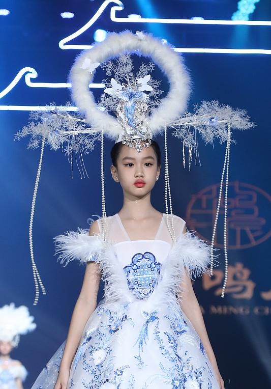 鐘麗緹13歲次女長開，與甜馨撞造型變女王，考拉“嫦娥”造型美翻