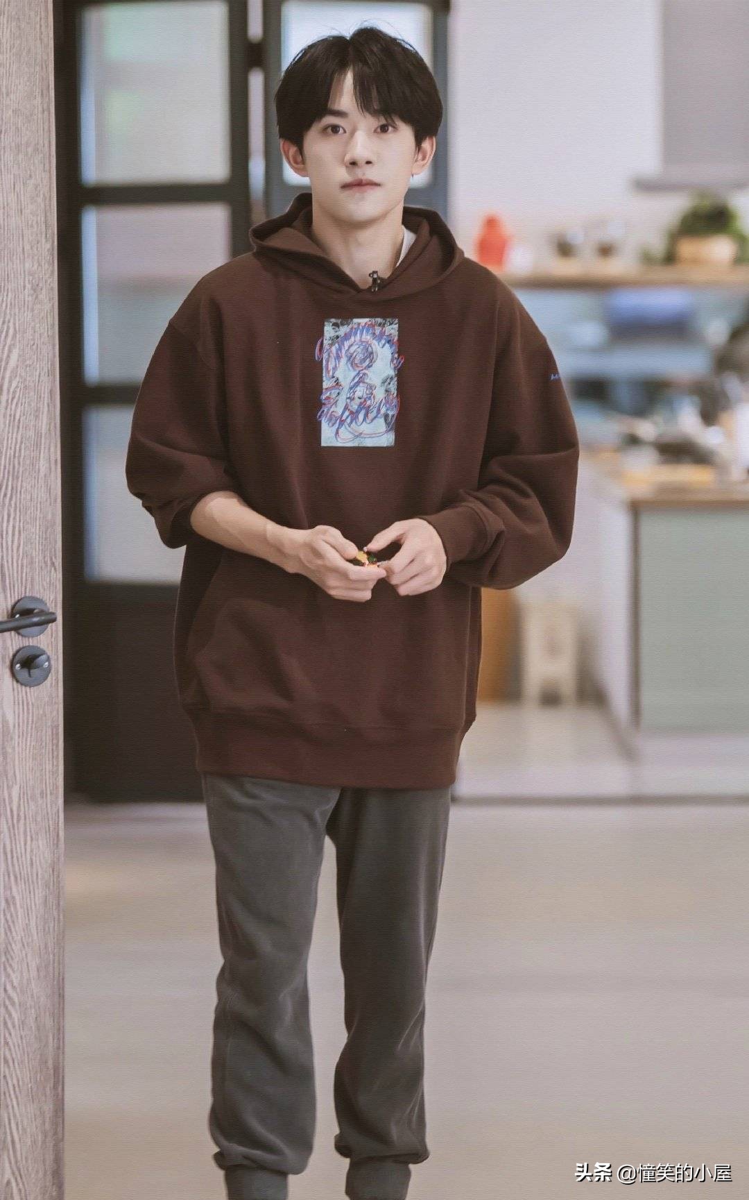 易烊千玺再次甩掉偶像包袱，模仿婴儿假哭，怕是个假的千玺！