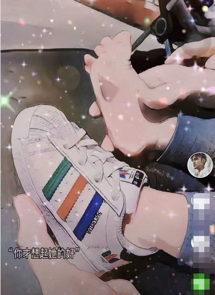 明道曬老婆視角與兒子合照，抱娃遛彎兒子趴在他肩頭，超有愛