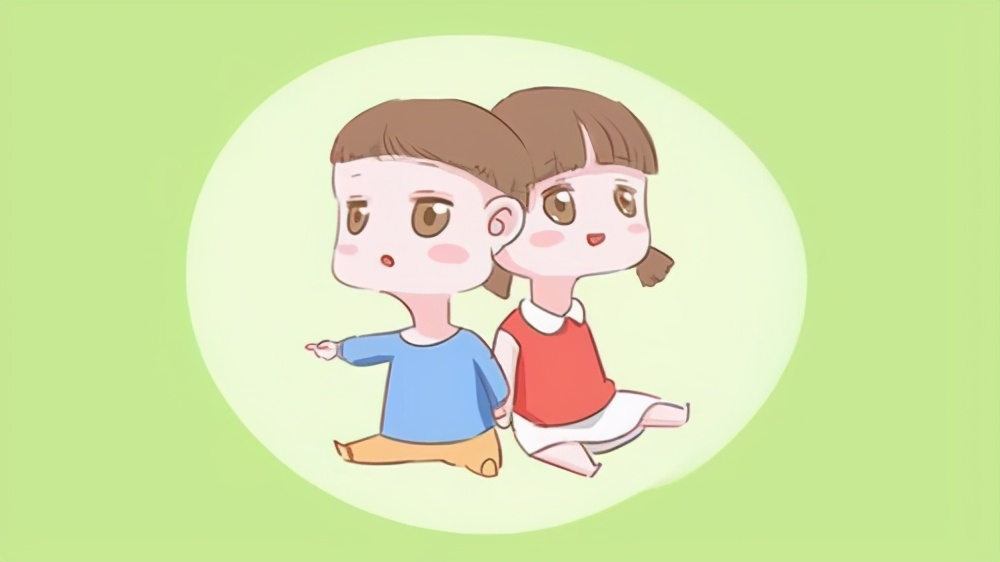 妈妈出门买菜，回家后看到爸爸独自带娃的画面，让妈妈笑翻了