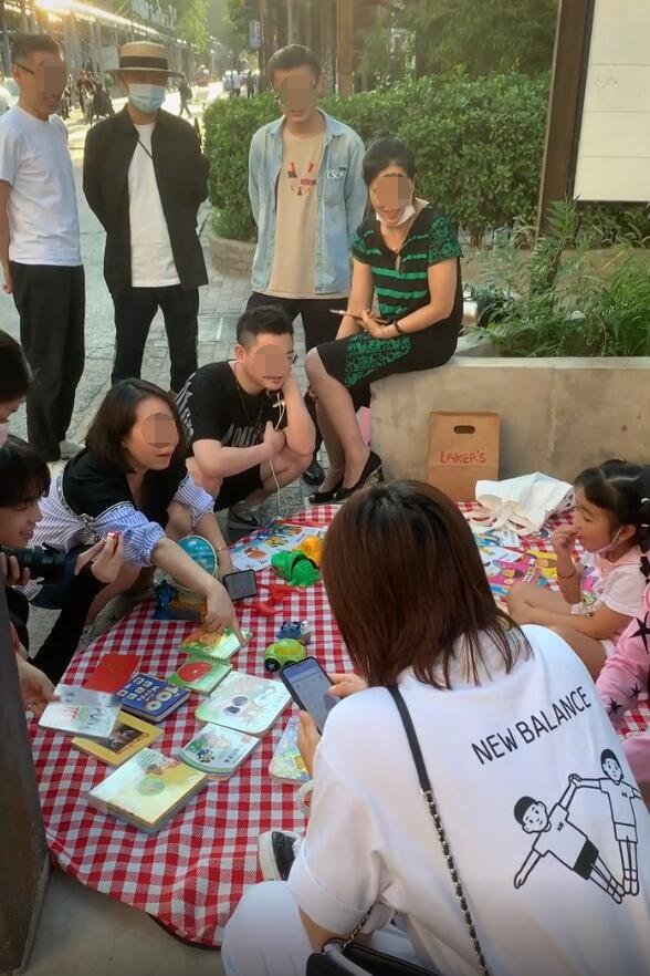 包贝尔5岁女儿摆地摊，又黑又胖性格活泼，妈妈包文婧做辅助