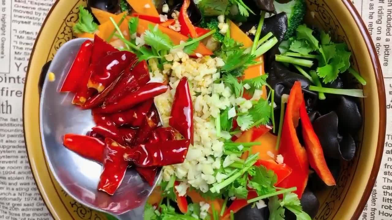 凉拌西兰花，芥末油划重点，香辣刺鼻香味独特，让人又爱又恨