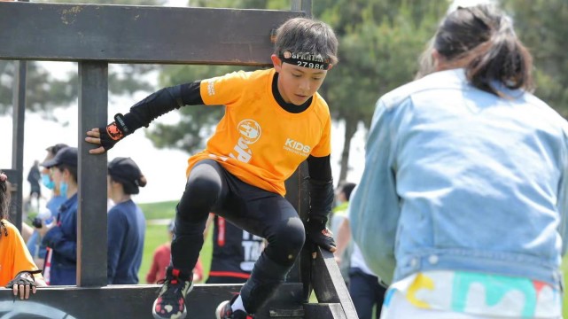 諾一跟霓娜參加障礙賽，劉燁曬照稱名次不重要卻驕傲曝女兒得第一