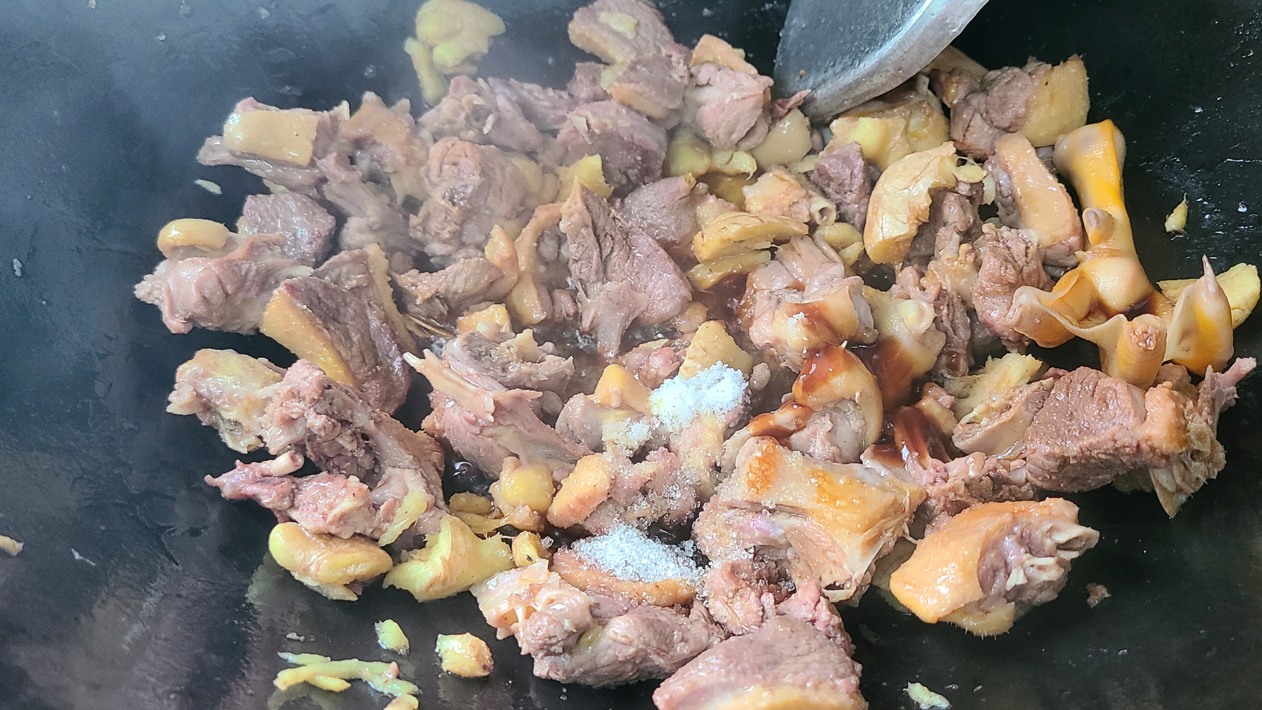 姜酒鸭，用米酒做出来的一道广东菜，简单好吃，香喷喷的