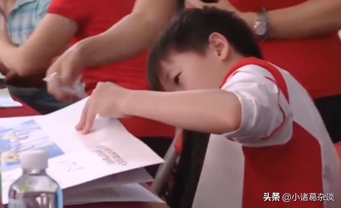 全红婵太难了！穿着奥运领奖服见领导，出了一身汗，撸起袖子签名