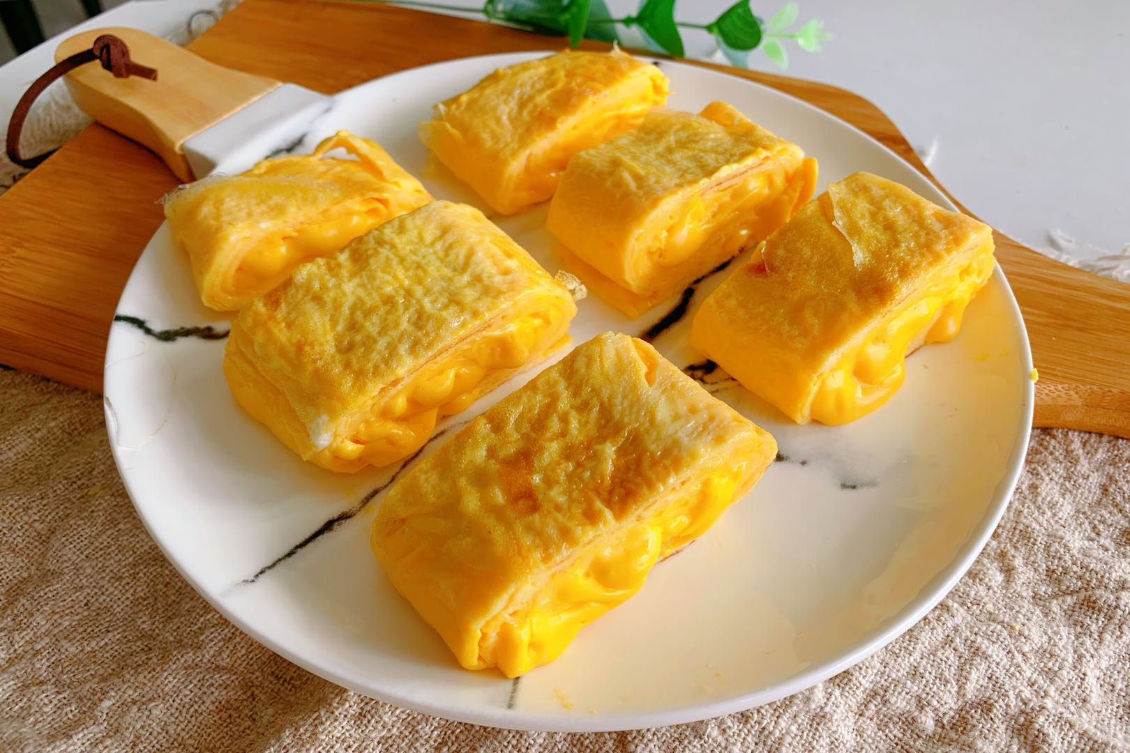 4個雞蛋，半杯牛奶，教你做奶香濃郁，一口就爆漿厚蛋燒