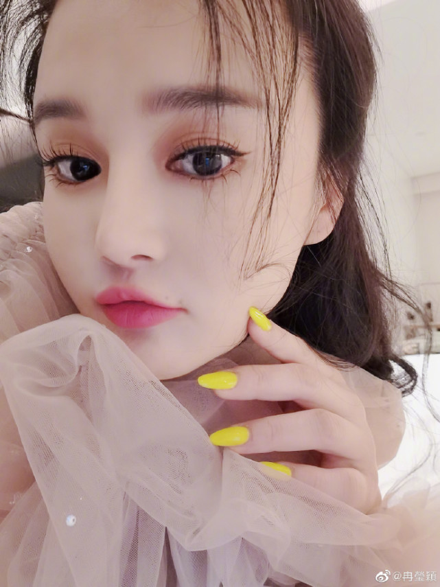 鄒市明全家遊成都，冉瑩穎罕展素顏，與妝後美艷模樣判若兩人