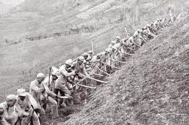 47年蔣介石來到延安毛主席窯洞，躺在炕上：今晚不走了，就住這裏