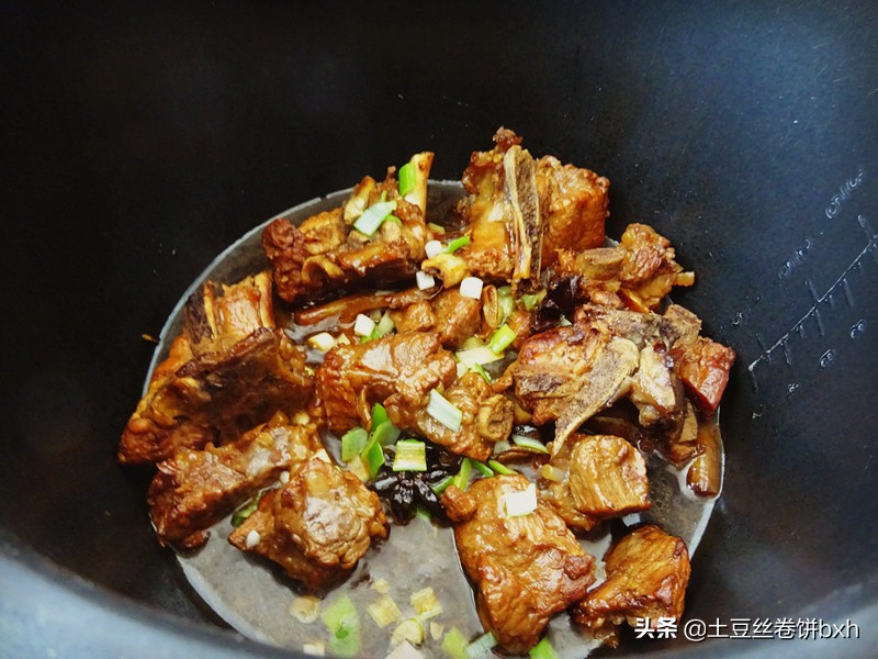 这个方法焖排骨，百吃不厌，不加一滴水，鲜香软烂又入味，特香