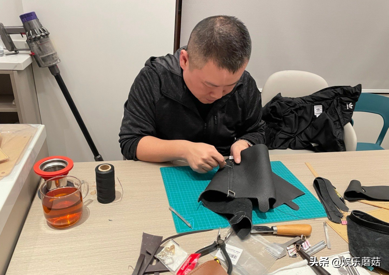 岳云鹏给老婆郑敏做包包，告诉师傅再不开箱我