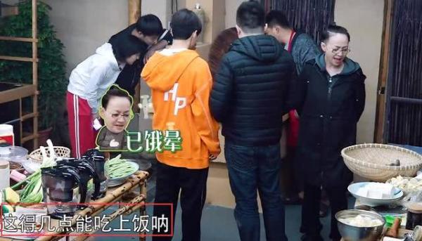 向往的生活：黄磊做饭速度跟不上，节目组又悄