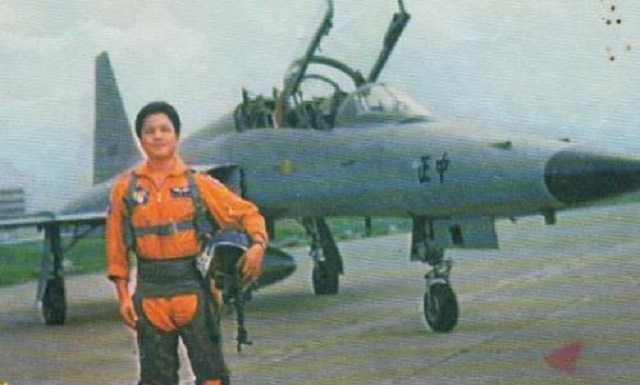 黄植诚驾百万战机回归大陆，受邓小平亲切接见