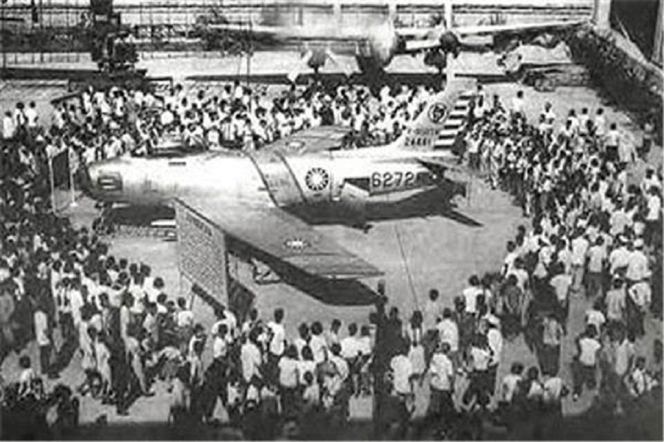 1963年，徐廷泽驾机投诚大陆，获奖黄金2500两，被周总理接见
