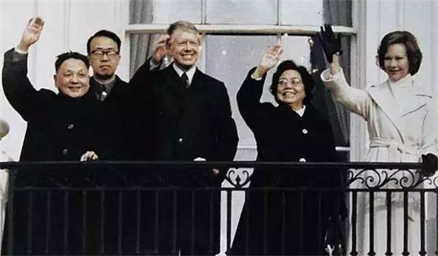 放弃对台湾使用武力？79年邓小平访美面对刁难，他如何作答？