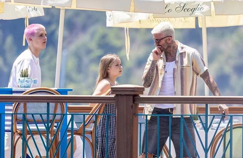 贝克汉姆一家出游意大利！穿彩虹衬衫胜似小鲜肉，嫩过16岁克鲁兹