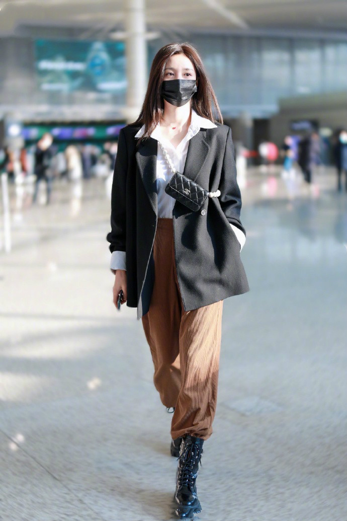 沈梦辰晒全家福，一家穿亲子装画面温馨，辰爸