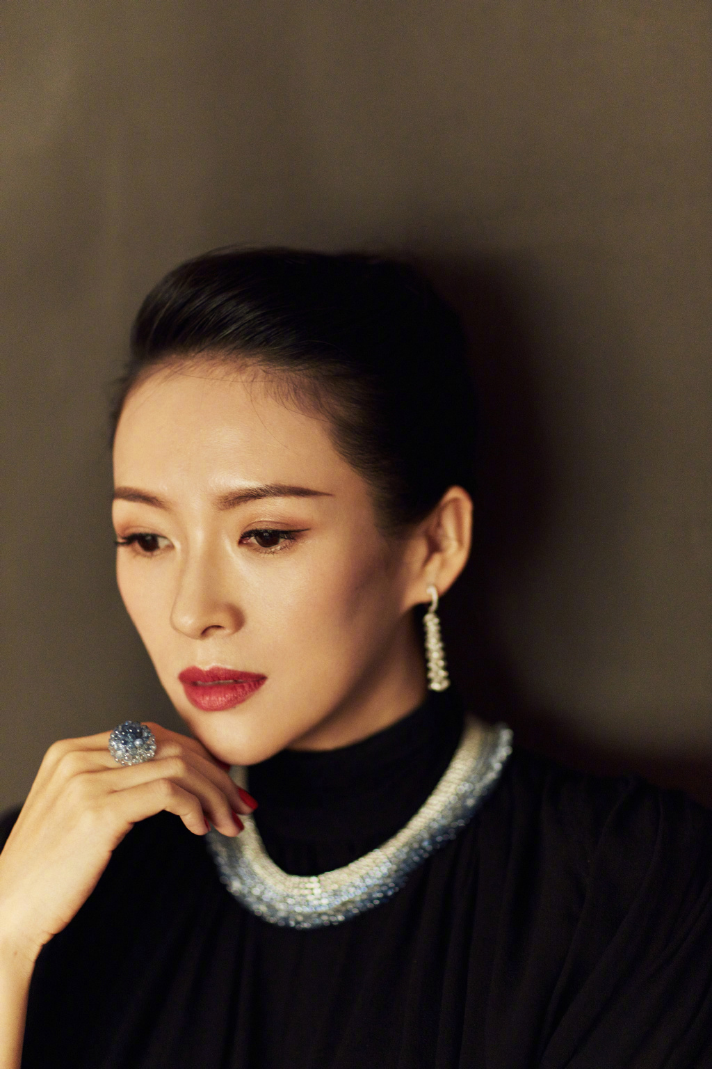 倪妮机场被撞倒，章子怡发文怒斥代拍者，他们会拍裙底和制造意外