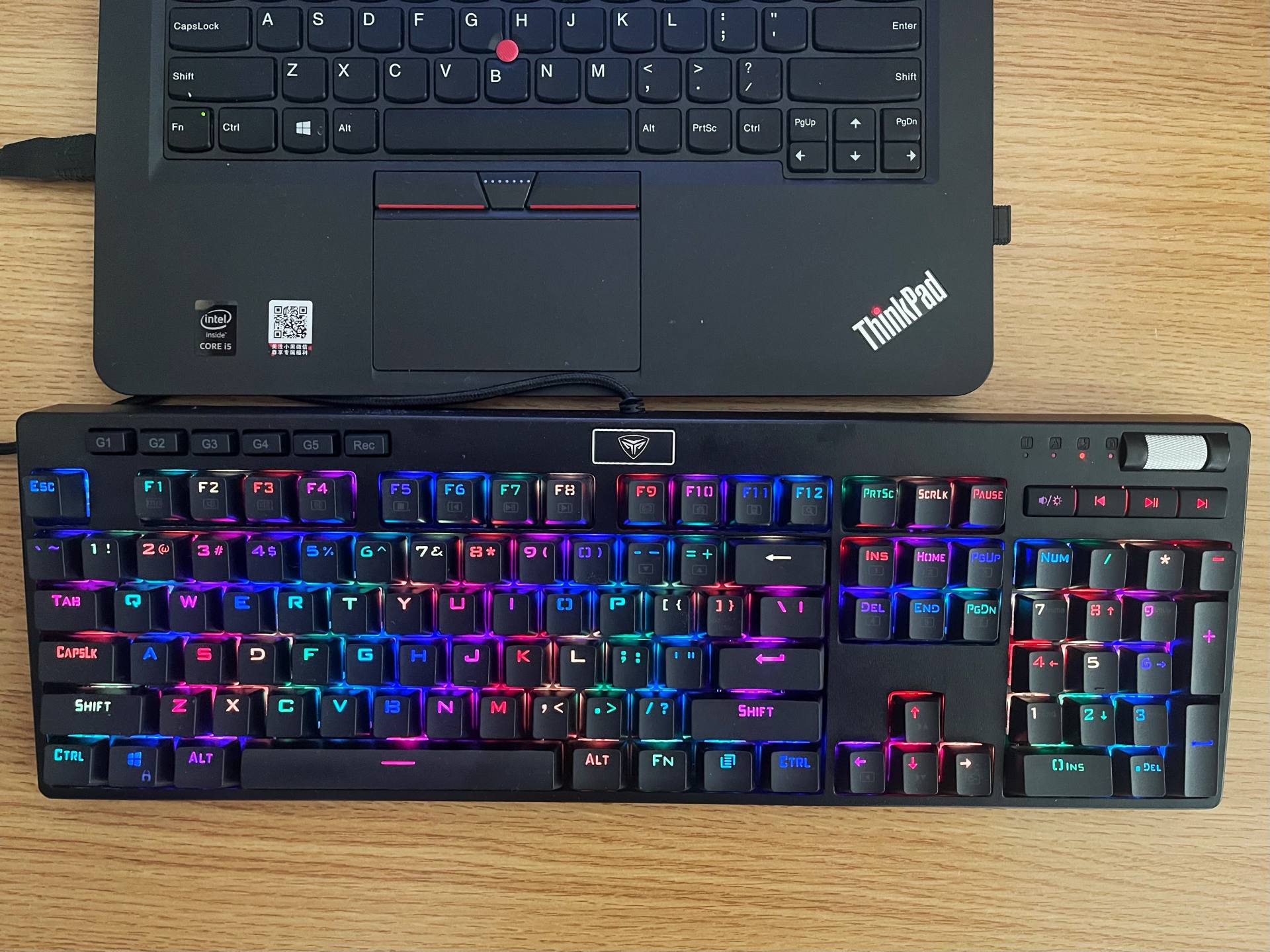 安静轻盈适合多场景使用超频三GI801黑曼巴红轴机械键盘评测