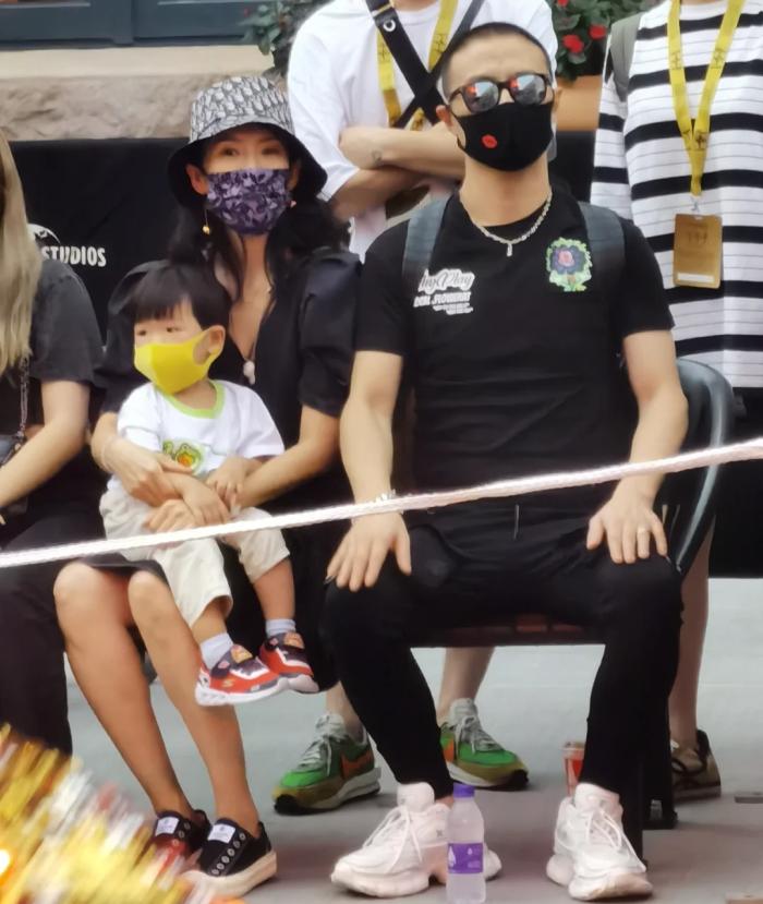 章子怡深夜晒与儿女亲吻照，忙到忘记吃月饼，在线辟谣拍《无名》