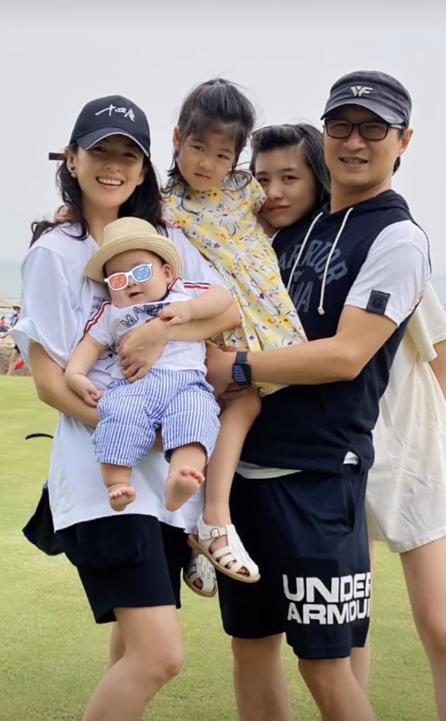 汪峰攜女兒素顏出鏡，醒醒看媽媽拍戲心疼哭，繼女囑咐媽媽多休息