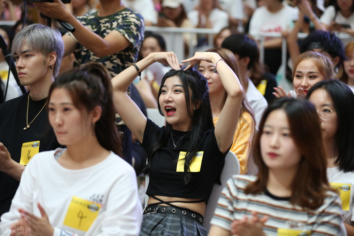 低学历爱豆的故事：光鲜亮丽的偶像，其实只是