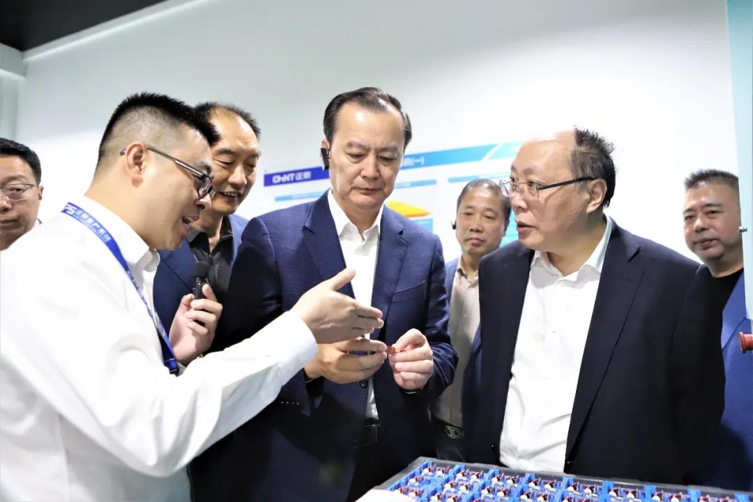 全国工商联副主席黄荣率队考察正泰