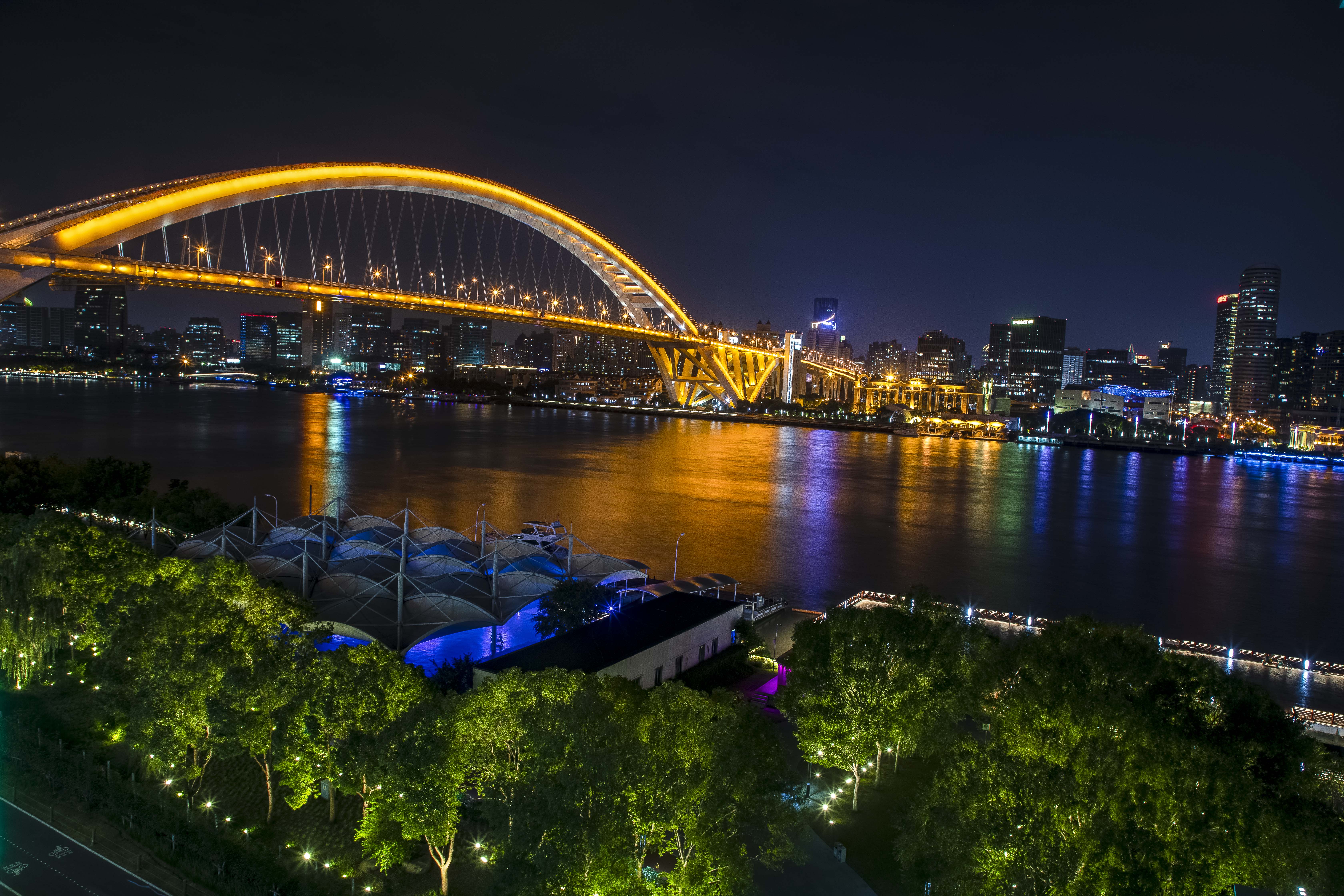 上海宋城有著絕佳的夜景,在黃浦江的南邊望向上海主城區,一片繁華的